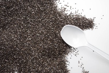 Beyaz arka plan ile izole chia tohum. Sağlıklı superfood.