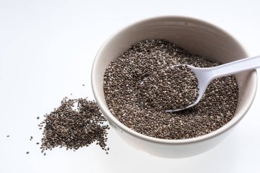 Beyaz arka plan ile izole chia tohum. Sağlıklı superfood.