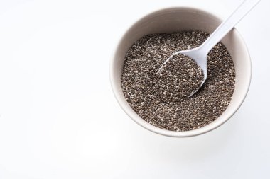 Beyaz arka plan ile izole chia tohum. Sağlıklı superfood.