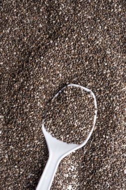 Beyaz arka plan ile izole chia tohum. Sağlıklı superfood.