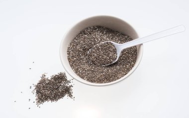 Beyaz arka plan ile izole chia tohum. Sağlıklı superfood.