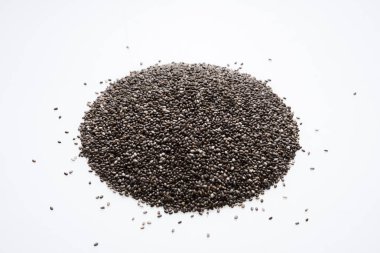 Beyaz arka plan ile izole chia tohum. Sağlıklı superfood.