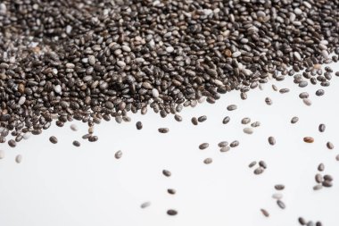 Beyaz arka plan ile izole chia tohum. Sağlıklı superfood.