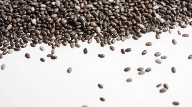Beyaz arka plan ile izole chia tohum. Sağlıklı superfood.