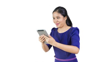 Beyaz arka plan üzerinde mutlu ifade ile genç Asyalı kadın