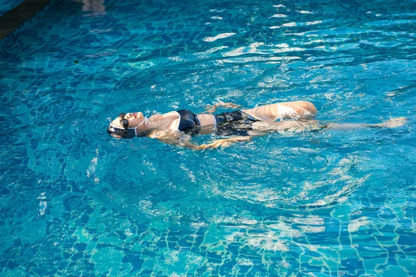 Jovem mulher na piscina — Fotografia de Stock