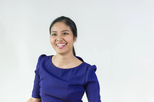 Fiatal ázsiai nő, boldog kifejezés, fehér háttér — Stock Fotó