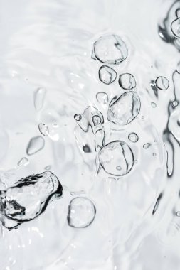 Temiz su ve beyaz zemin üzerine su kabarcıkları