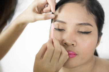 Yüz kadın, kadın plu kalıcı makyaj yapma güzellik uzmanı