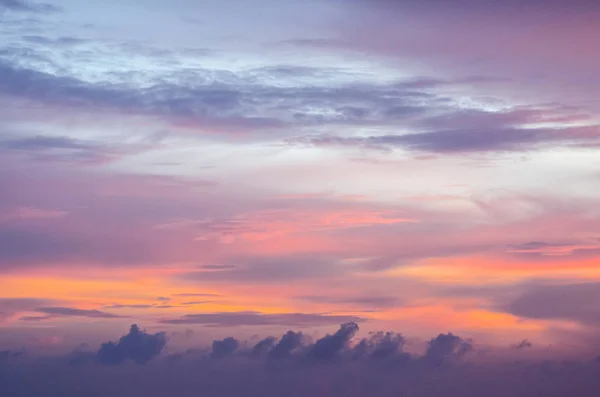 Céu dramático colorido com nuvem ao pôr-do-sol.Céu com fundo — Fotografia de Stock