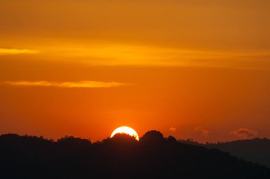 renkli dramatik gökyüzü günbatımı, Cloud. siluet Dağların üzerinden