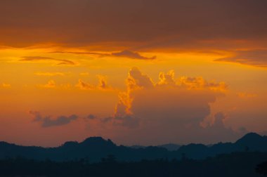 renkli dramatik gökyüzü günbatımı, Cloud. siluet Dağların üzerinden