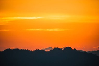 renkli dramatik gökyüzü günbatımı, Cloud. siluet Dağların üzerinden