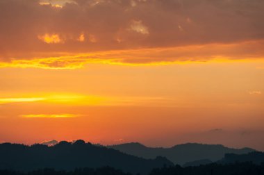 renkli dramatik gökyüzü günbatımı, Cloud. siluet Dağların üzerinden