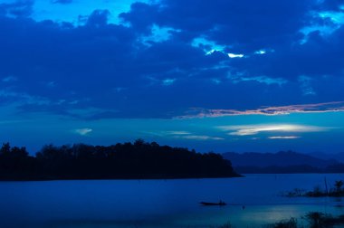 renkli dramatik gökyüzü günbatımı, Cloud. siluet Dağların üzerinden