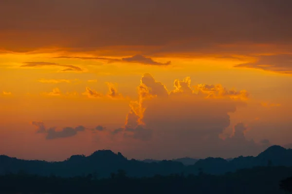 Красочное Драматическое Небо Облаком Закате Над Силуэтами Гор — стоковое фото