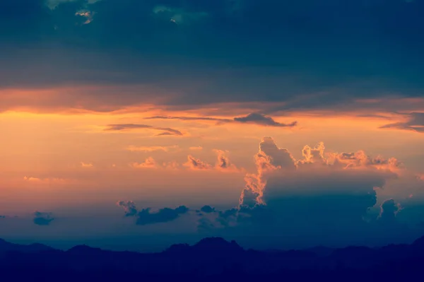 夕暮れの雲とカラフルな劇的な空 シルエット山脈を越えて — ストック写真