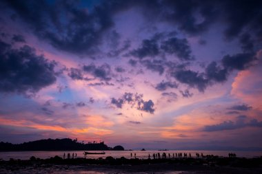 denizde güzel gök renkli günbatımı. Deniz günbatımı arka plan. 