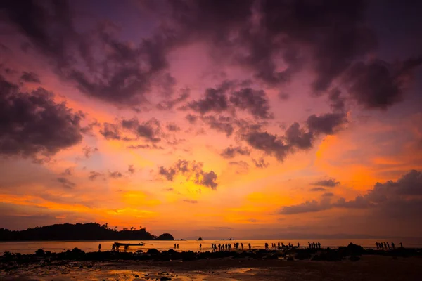 Красивое небо красочный закат на морском фоне. . — стоковое фото