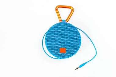 Beyaz arka plan üzerinde Bluetooth sözcü