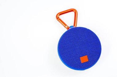 Beyaz arka plan üzerinde Bluetooth sözcü