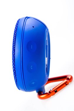 Beyaz arka plan üzerinde Bluetooth sözcü