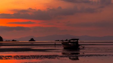 Alacakaranlık dönemde doğa hangi gündoğumu denize Tayland dahil. Bir tatil deniz.