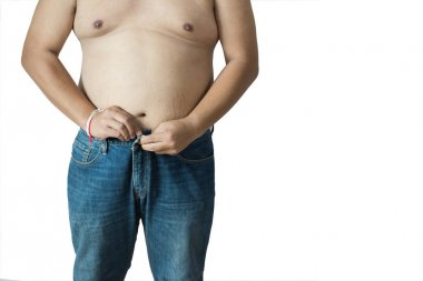 Şişman adam bir gömlek, kumaş üzerinde çalışan kilolu adam takmaz