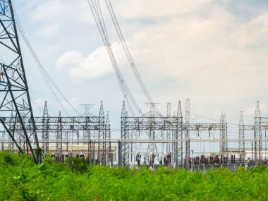 yüksek gerilim enerji santrali ve günbatımı istasyonunda dönüştürme: seçici odak