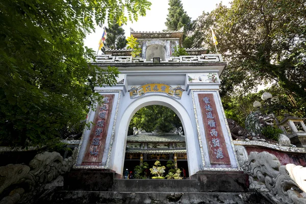 Danang, Vietnam - 8 de diciembre de 2019: Templo budista en las montañas de mármol en Danang, Vietnam Central — Foto de Stock