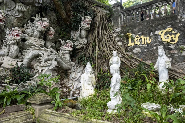 Danang, Vietnam - 8 de diciembre de 2019: Templo budista en Mármol mo — Foto de Stock