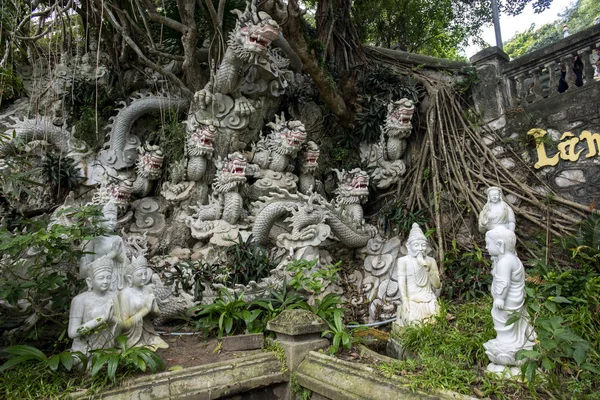 Danang, Vietnã - 8 de dezembro de 2019: templo budista nas montanhas de mármore em Danang, Vietnã Central — Fotografia de Stock