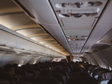 Koltuklarında yolcular olan bir uçağın içinde.