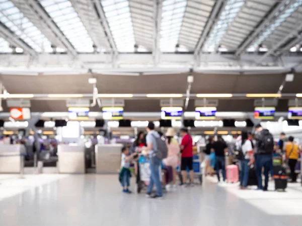 BANGKOK, THAÏLANDE - 3 mai 2019 : à l'intérieur de l'aéroport de Suvarnabhumi. Comptoirs d'enregistrement de l'aéroport avec passagers à Bangkok, Thaïlande Cet aéroport accueille environ 55 millions de passagers par an . — Photo