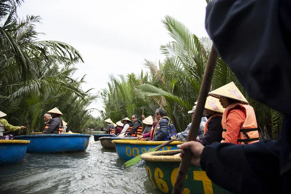 Hoi Vietnam Décembre 2019 Les Touristes Profitent Bateau Panier Rond — Photo