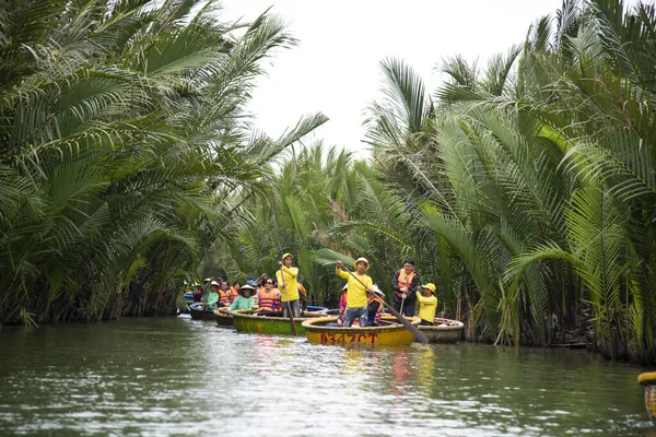 Hoi Vietnam Dicembre 2019 Turisti Godono Barca Cesto Rotondo Realizzato — Foto Stock