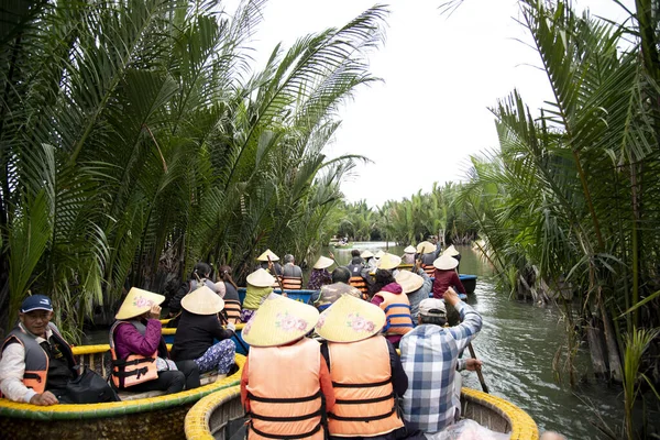 Hoi Vietnam Dicembre 2019 Turisti Godono Barca Cesto Rotondo Realizzato — Foto Stock