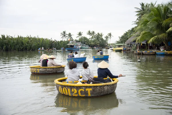 Hoi Vietnam Dicembre 2019 Turisti Godono Barca Cesto Rotondo Realizzato — Foto Stock