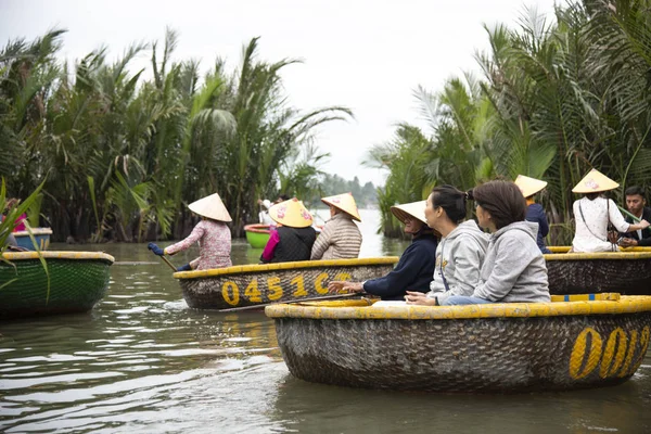 Hoi Vietnam Dicembre 2019 Turisti Godono Barca Cesto Rotondo Realizzato — Foto Stock