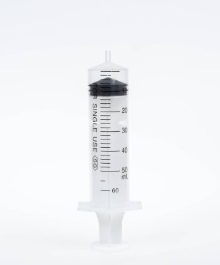 Beyaz arkaplanda boş tıbbi şırınga (iğne)