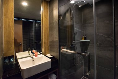 Dairenin içindeki Güzel Büyük Banyo