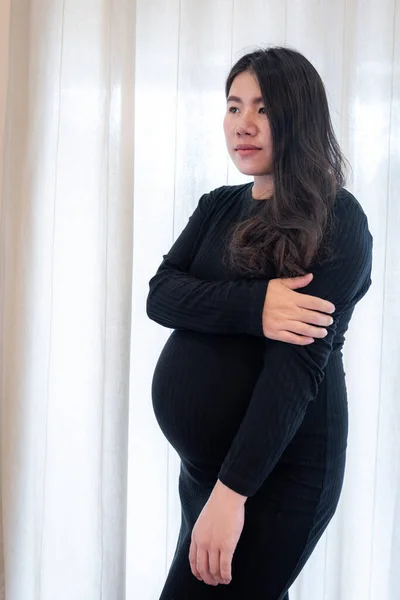 Mujer Embarazada Bastante Joven Pie Junto Ventana Habitación Conceptos Embarazo —  Fotos de Stock