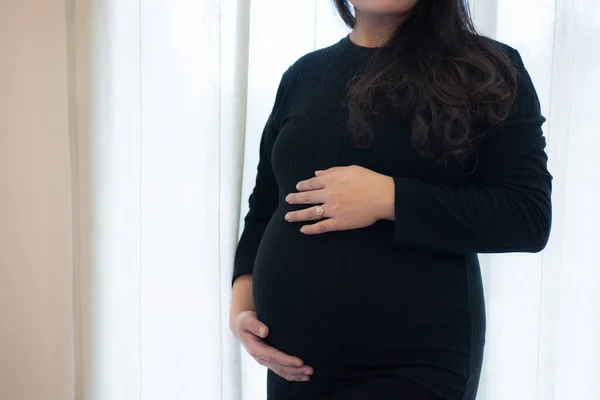 Pretty Młoda Kobieta Ciąży Stoi Przy Oknie Pokoju Pojęcia Ciąży — Zdjęcie stockowe