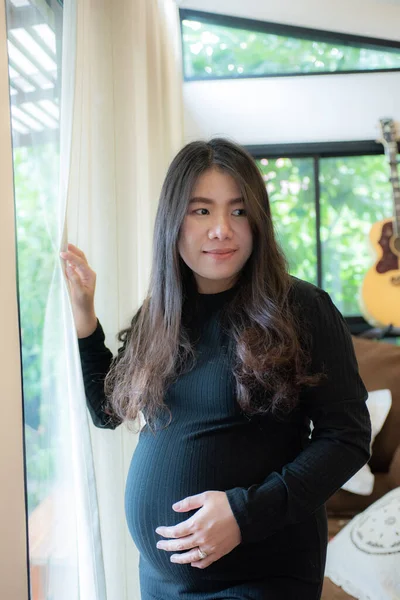 Mujer Embarazada Bastante Joven Pie Junto Ventana Habitación Conceptos Embarazo — Foto de Stock