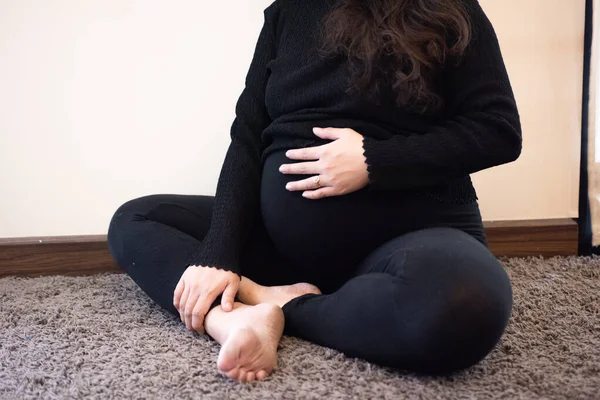 Retrato Mujer Embarazada Mujer Embarazada Asiática Feliz Tocando Vientre Con —  Fotos de Stock