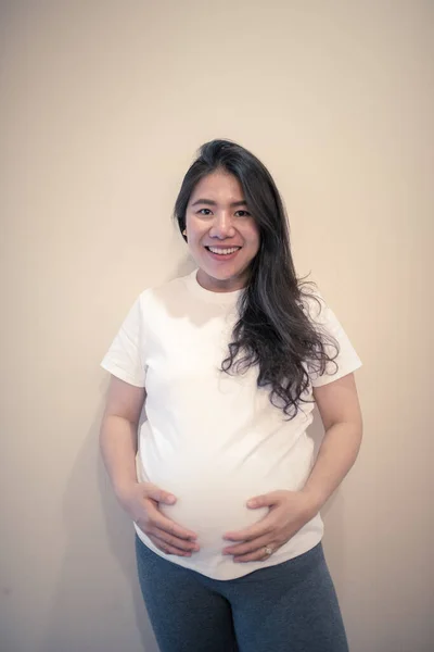 Ciężarna Szczęśliwa Kobieta Dotykająca Brzucha Ciąża Średnim Wieku Portret Matki — Zdjęcie stockowe
