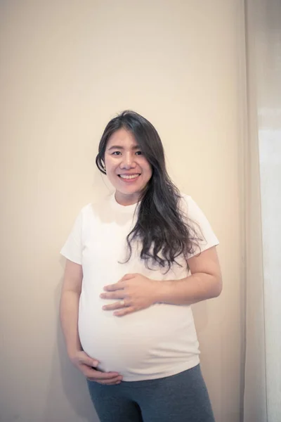 Mulher Grávida Mulher Grávida Feliz Tocando Sua Barriga Grávida Meia — Fotografia de Stock