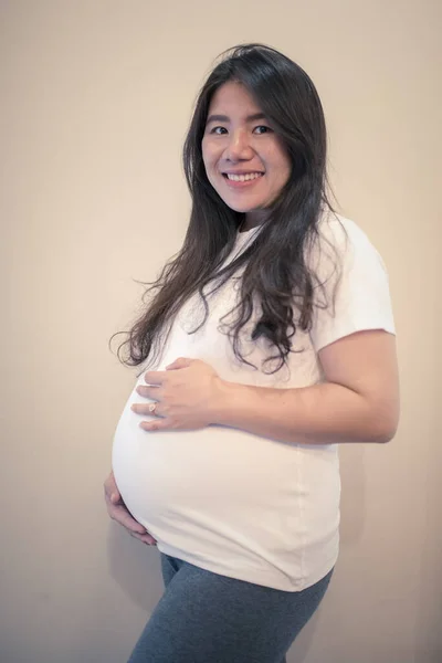 Ciężarna Szczęśliwa Kobieta Dotykająca Brzucha Ciąża Średnim Wieku Portret Matki — Zdjęcie stockowe