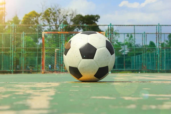 Futsal mahkeme güneş ile ortasında topa flare