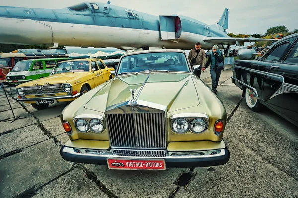 KYIV, UCRANIA - OCTUBRE 2017: Vintage Car Rolls Royce en el festival de coches retro "Old Car Land" en Kiev. Foto en estilo vintage — Foto de Stock